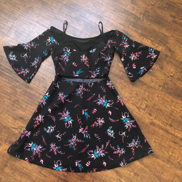 Guess Off-The-Shoulder Bell Sleeve Fit Flare Dress - Picture 2 of 6